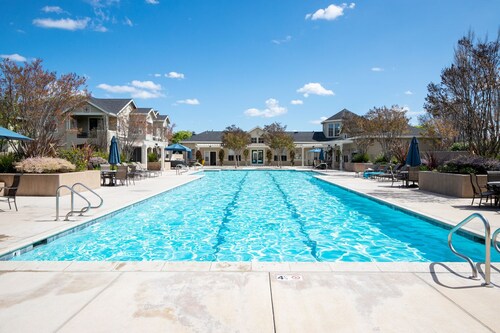 Blueground | Sunnyvale West, pool, nr Park