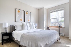 1 slaapkamer, een strijkplank/strijkijzer, wifi, beddengoed