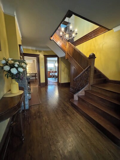 6 BR, 4 BA Mansion Close to the City
