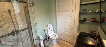 6 BR, 4 BA Mansion Close to the City