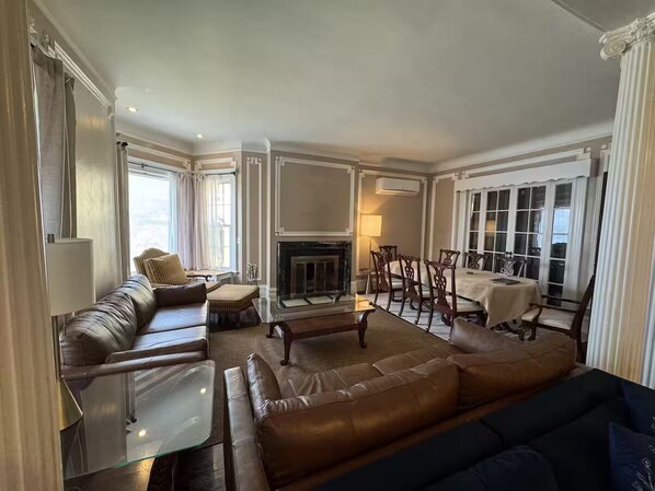 Living area - 6 BR, 4 BA Mansion Close to the City (Yonkers)