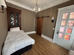 6 bedrooms, iron/ironing board, WiFi, bed sheets
