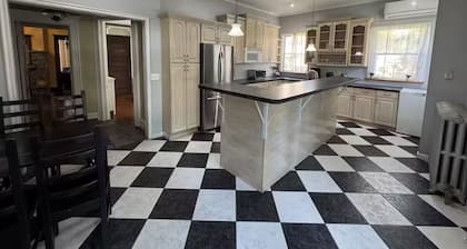 6 BR, 4 BA Mansion Close to the City
