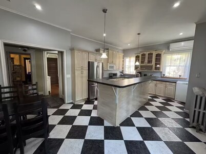 6 BR, 4 BA Mansion Close to the City
