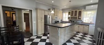 6 BR, 4 BA Mansion Close to the City