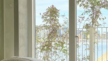 3 habitaciones, tabla de planchar con plancha y cuna de viaje