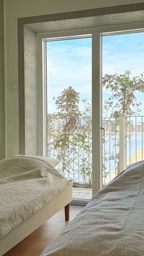 3 bedrooms, iron/ironing board, travel cot, free WiFi