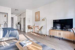 Tabla de planchar con plancha, wifi, ropa de cama
