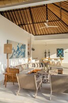 Ropa de cama de alta calidad y caja de seguridad en la habitación 