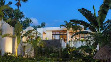 Villa de lujo, alberca privada, vista a la montaña | Ropa de cama de alta calidad y caja de seguridad en la habitación