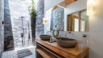Villa Luxury, piscina privata, vista montagna | Bagno | Asciugacapelli, asciugamani