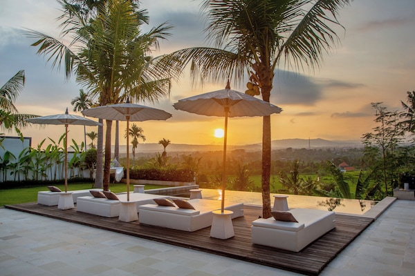 Premium bedding, in-room safe, free WiFi, bed sheets