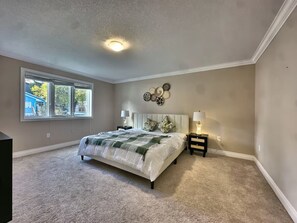 4 bedrooms, iron/ironing board, WiFi, bed sheets