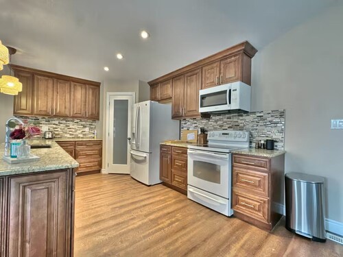 Walk to Grand Bend Main Beach | Sleeps 8 | Family Friendly | Heart of Grand Bend