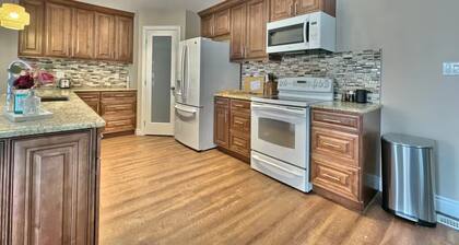 Walk to Grand Bend Main Beach | Sleeps 8 | Family Friendly | Heart of Grand Bend