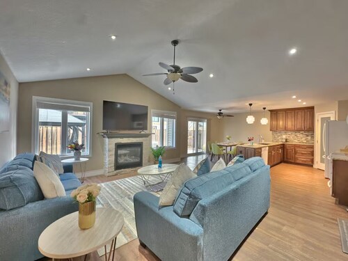 Walk to Grand Bend Main Beach | Sleeps 8 | Family Friendly | Heart of Grand Bend