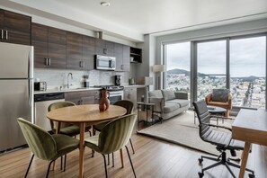 Een koelkast, een microgolfoven, een oven, een kookplaat