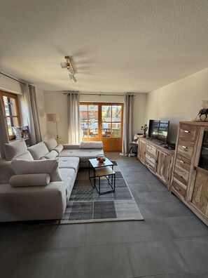 Smart TV - Newly furnished, cozy apartment! Hiking, cycling right on the doorstep (Oberreute)
