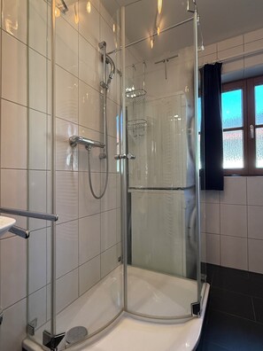 Dusj, hårføner, håndklær og såpe