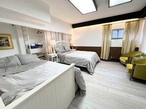 Tabla de planchar con plancha, wifi y ropa de cama 