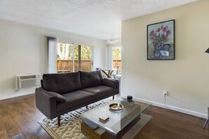 TV - Blueground | Cuernavaca, pool, nr Jardin Borda (Mountain View)