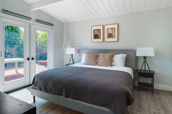 4 bedrooms, iron/ironing board, WiFi, bed sheets