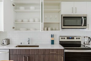 Kühlschrank, Mikrowelle, Ofen, Geschirrspüler