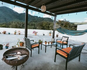 Terrace/patio - Hotel Mountain View  (Santa Lucía Milpas Altas)