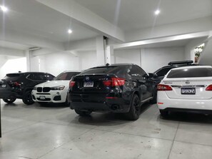 Eine Parkgarage mit vier nebeneinanderstehenden Autos.