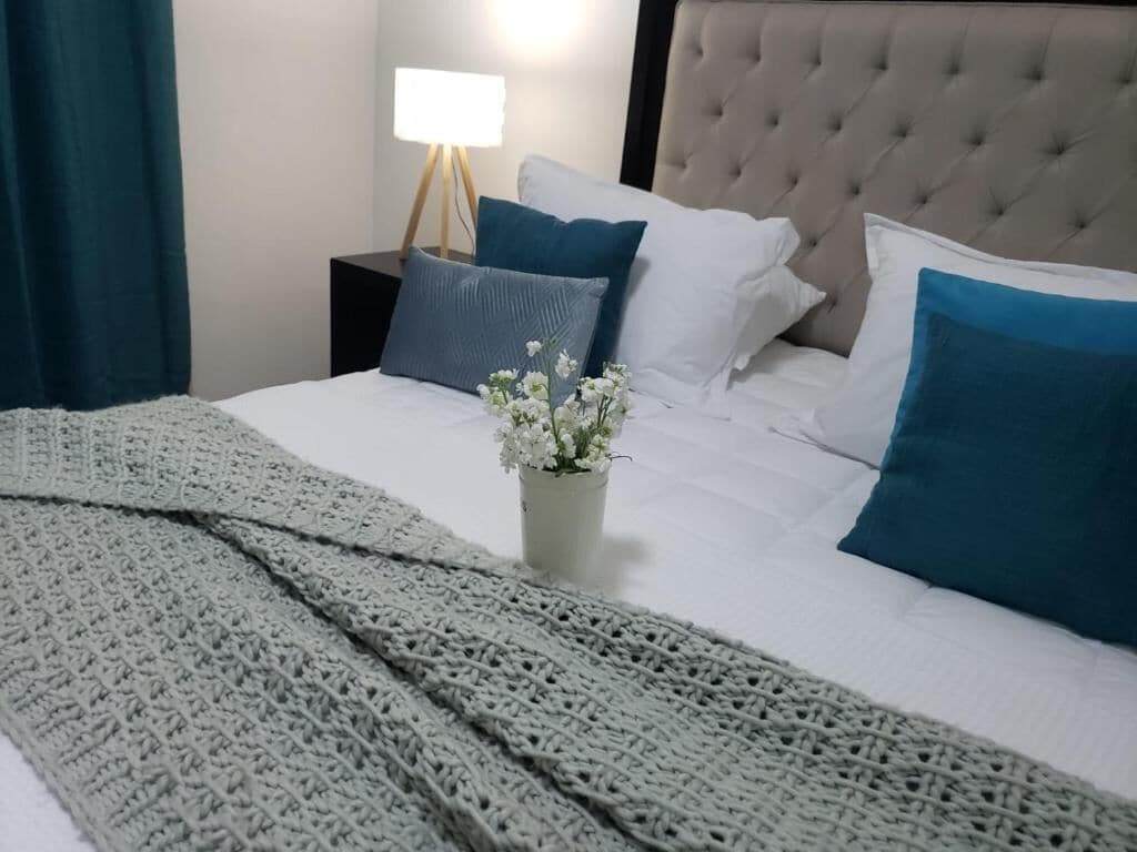Single Room, Mountain View
