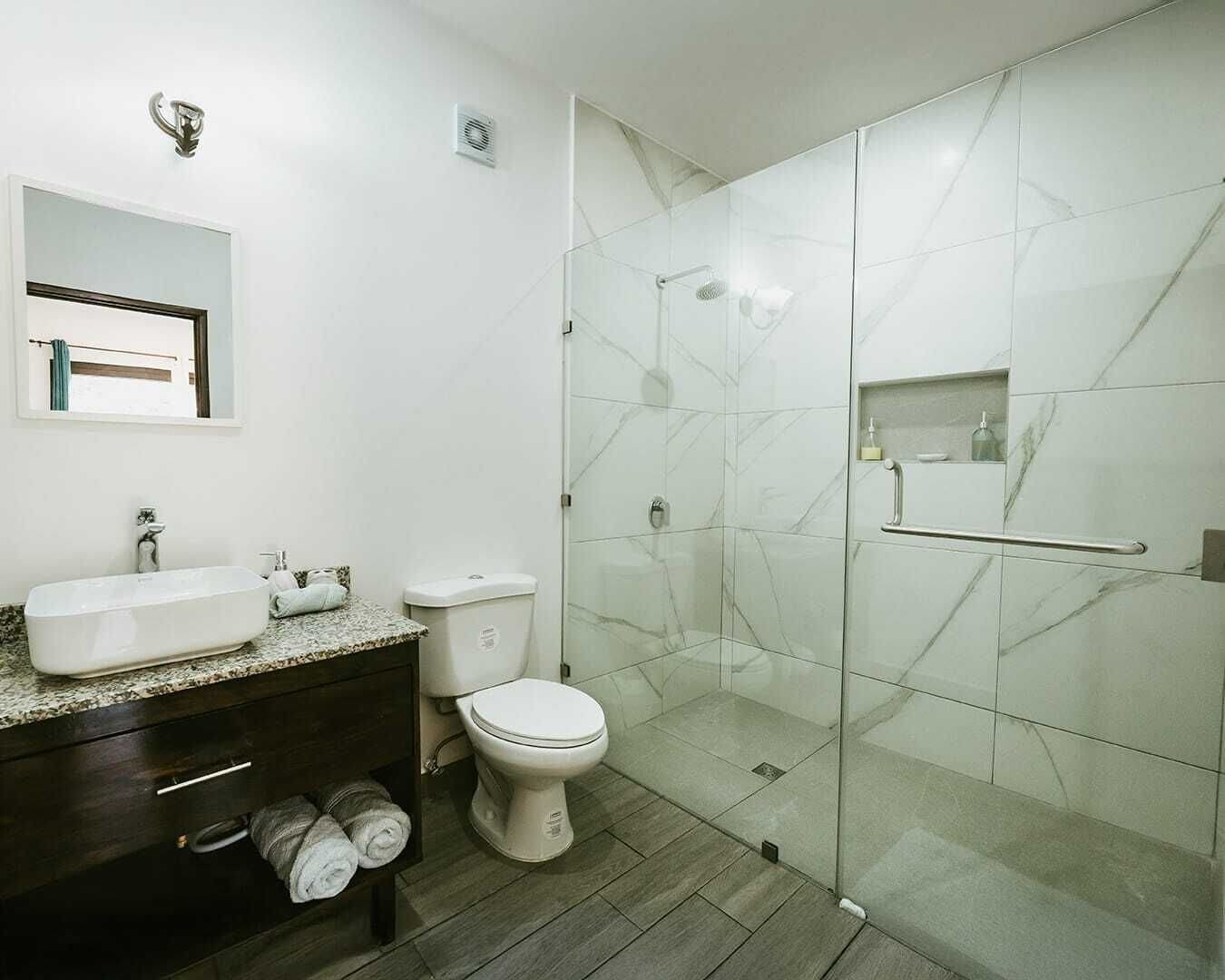 Baignoire et douche séparées, serviettes fournies, savon, shampoing