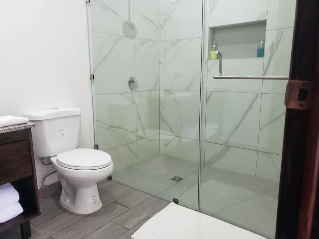 Studiosuite, Bergblick | Badezimmer | Dusche, Handtücher, Seife, Shampoo