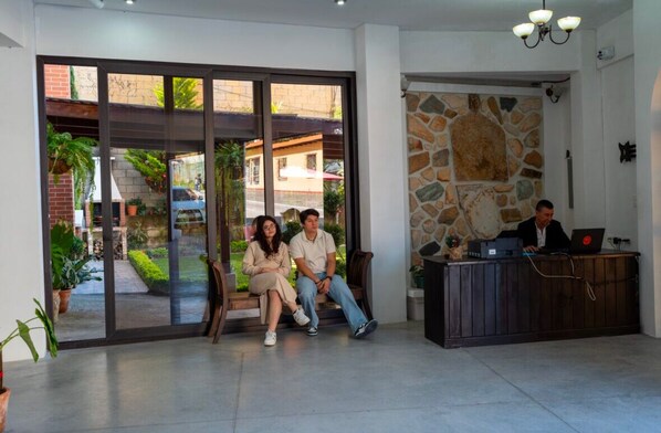 Reception - Hotel Mountain View  (Santa Lucía Milpas Altas)