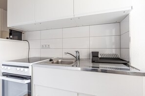 Fridge, microwave, oven, cookware/dishes/utensils - Blueground | Friedrichshain, view, nr Volkspark (Berlin)