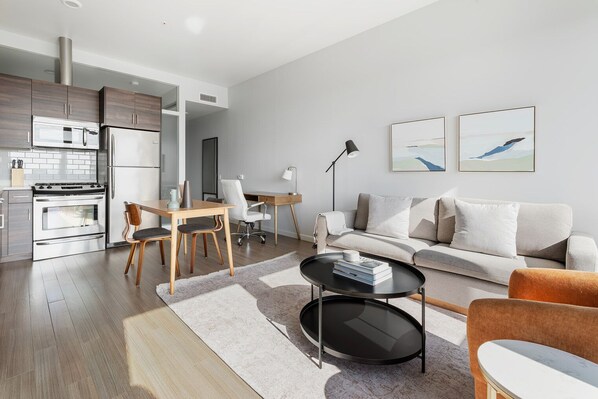 Una televisión, un reproductor estéreo