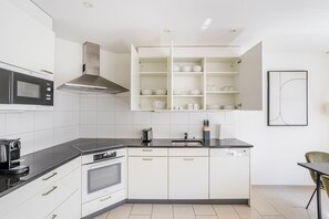 Réfrigérateur, micro-ondes, four, plaque de cuisson