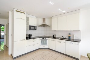 Fridge, microwave, oven, stovetop - Blueground | Am Ring, balcony, nr Kunstmuseum (Basel)