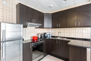 Kjøleskap, mikrobølgeovn, ovn og kokeplater