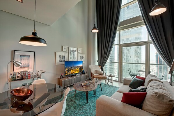 TV, stereo - Blueground | DIFC, pool, nr Burj Khalifa (Dubai)