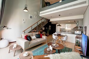 TV, stereo - Blueground | DIFC, pool, nr Burj Khalifa (Dubai)