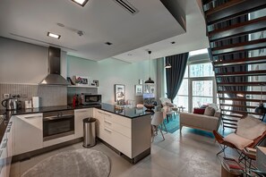 Fridge, microwave, oven, stovetop - Blueground | DIFC, pool, nr Burj Khalifa (Dubai)