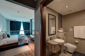 Hair dryer, towels - Blueground | DIFC, pool, nr Burj Khalifa (Dubai)