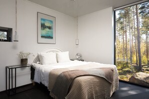 3 bedrooms, desk, iron/ironing board, travel cot