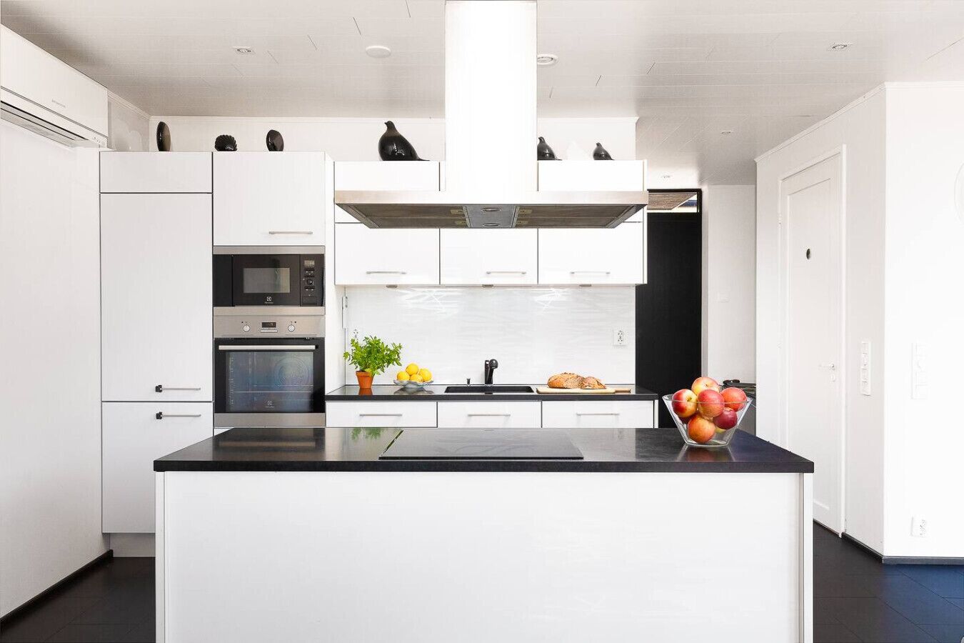 Frigorífic, microones, forn i placa de cuina 