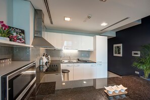 Fridge, microwave, oven, stovetop - Blueground | DIFC, pool, nr Dubai Aquarium (Dubai)