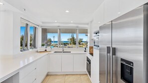 Luxury Apartment, Beach View | Private kitchen - Broadbeach Blvd Apartment (Broadbeach)