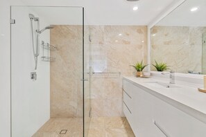 Appartement Luxe, vue plage | Salle de bain