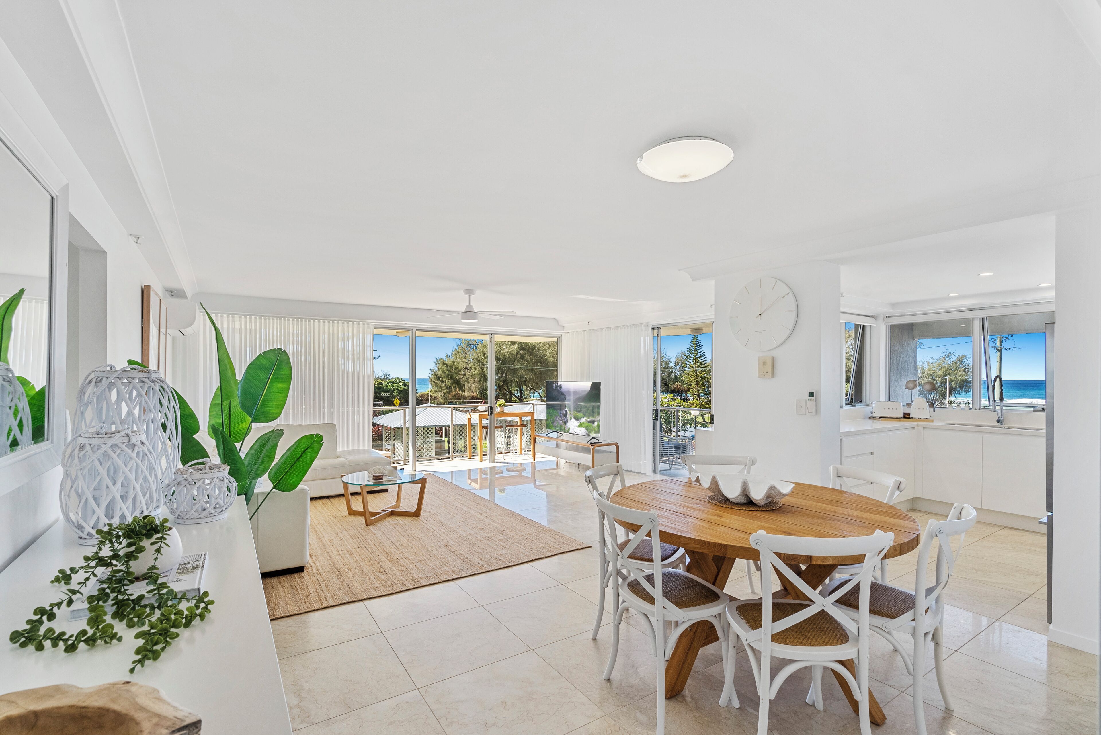 럭셔리 아파트, 해변 전망 | 거실 공간