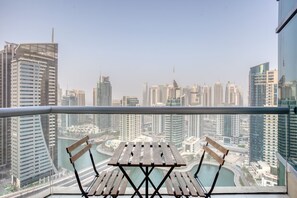 Outdoor dining - Blueground | Dubai Marina, pool, nr Marina (Dubai)