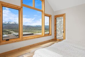 4 bedrooms, desk, travel crib, free WiFi